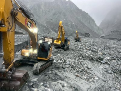 馬太鞍堰塞湖湖水幾已見底，完成壩體降挖階段性任務。